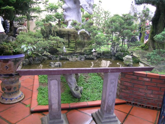 Non bộ trong vườn